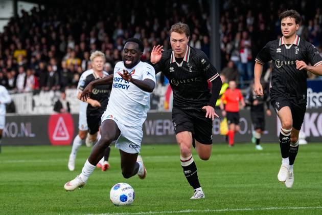 VELSEN-ZUID , 11-10-2026 , BUKO Stadion , season 2026 2027 , Dutch Eredivisie football , match between Telstar and ADO Den Haag , Picture shows ADO Den Haag player Milan Hokke fouls Telstar player Tyrone Owusu Telstar - ADO  x208165097x Copyright: