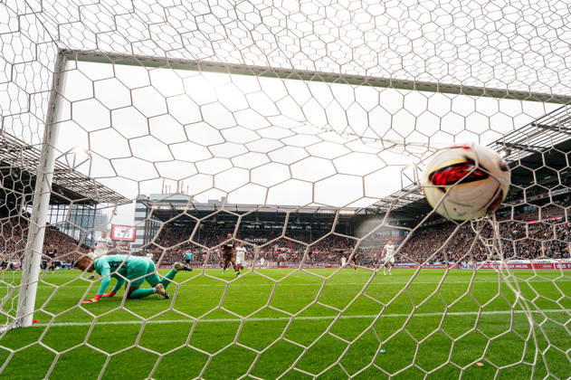 Torwart Ben Voll (FC St. Pauli, 01) am Boden, Ball im Tor, Abdoulie Ceesay (FC St. Pauli, 09) Tor zum 1:0, Hintertor Kamera, GER, FC St. Pauli vs. Karlsruher SC, Fussball, 2. Bundesliga, Spieltag 7, Saison 2026 2027, 11.10.2026 DFL REGULATIONS PROHIBIT ANY USE OF PHOTOGRAPHS AS IMAGE SEQUENCES AND OR QUASI-VIDEO GER, FC St. Pauli vs. Karlsruher SC, Fussball, 2. Bundesliga, Spieltag 7, Saison 2026 2027, 11.10.2026 Hamburg Copyright: xEibner-Pressefoto MaxxVincenx EP_MVN