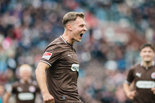 2. Bundesliga: FC St. Pauli vs. Karlsruher SC, 11.10.2026 TOR, JUBEL zum 2:0 durch Lars Ritzka (FC St. Pauli, 21), hier David Nemeth (FC St. Pauli, 4); Fußball, 2. Bundesliga, 7. Spieltag: FC St. Pauli vs. Karlsruher SC am 11.10.2026 im Millerntor-Stadion, Hamburg DFL REGULATIONS PROHIBIT ANY USE OF PHOTOGRAPHS AS IMAGE SEQUENCES AND OR QUASI-VIDEO. Copyright: xBEAUTIFULxSPORTS Tonhäuserx