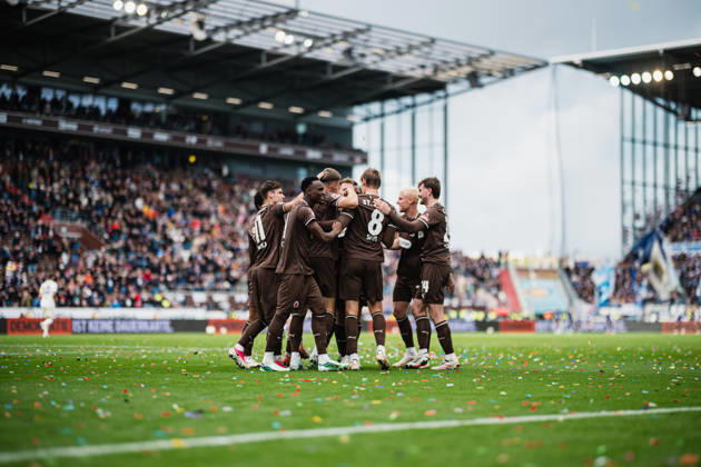 2. Bundesliga: FC St. Pauli vs. Karlsruher SC, 11.10.2026 TOR, JUBEL zum 2:0 durch Lars Ritzka (FC St. Pauli, 21), hier die ganze Mannschaft; Fußball, 2. Bundesliga, 7. Spieltag: FC St. Pauli vs. Karlsruher SC am 11.10.2026 im Millerntor-Stadion, Hamburg DFL REGULATIONS PROHIBIT ANY USE OF PHOTOGRAPHS AS IMAGE SEQUENCES AND OR QUASI-VIDEO. Copyright: xBEAUTIFULxSPORTS Tonhäuserx