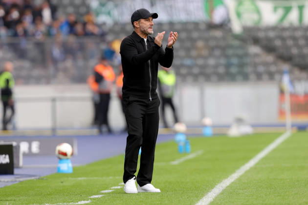 11.10.2026, xtgx, Fussball 2.Bundesliga, Hertha BSC Berlin - SpVgg Greuther Fuerth v.l. Trainer Stefan Leitl (Hertha BSC Berlin) gibt Anweisungen, gestikuliert, mit den Armen gestikulieren gives instructions, gesticulate (DFL DFB REGULATIONS PROHIBIT ANY USE OF PHOTOGRAPHS as IMAGE SEQUENCES and or QUASI-VIDEO) Berlin