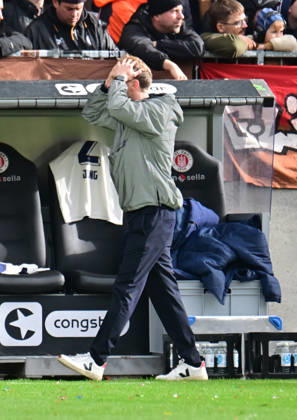 11.10.2026,GER Fußball, Männer, 2.BL, Spieltag 5, Saison 2026 2027, Hamburg, FC St. Pauli vs Karlsruher SC Trainer Maximilian Senft (Karlsruhe) schlägt die Hände über dem Kopf zusammen DFB DFL regulations prohibit any use of photographs as image sequences and or quasi-video) Hamburg Millerntorstadion Hamburg Deutschland Copyright: xnordphotoxGmbH xWitkex