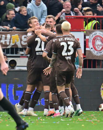 11.10.2026,GER Fußball, Männer, 2.BL, Spieltag 5, Saison 2026 2027, Hamburg, FC St. Pauli vs Karlsruher SC Lars Ritzka (Pauli 21) schiesst das Tor zum 2-0 fuer Pauli und jubelt mit der Mannschaft DFB DFL regulations prohibit any use of photographs as image sequences and or quasi-video) Hamburg Millerntorstadion Hamburg Deutschland Copyright: xnordphotoxGmbH xWitkex
