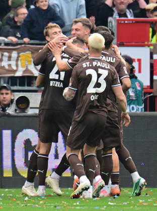 11.10.2026,GER Fußball, Männer, 2.BL, Spieltag 5, Saison 2026 2027, Hamburg, FC St. Pauli vs Karlsruher SC Lars Ritzka (Pauli 21) schiesst das Tor zum 2-0 fuer Pauli und jubelt mit der Mannschaft DFB DFL regulations prohibit any use of photographs as image sequences and or quasi-video) Hamburg Millerntorstadion Hamburg Deutschland Copyright: xnordphotoxGmbH xWitkex