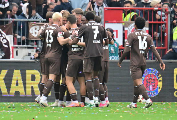11.10.2026,GER Fußball, Männer, 2.BL, Spieltag 5, Saison 2026 2027, Hamburg, FC St. Pauli vs Karlsruher SC Lars Ritzka (Pauli 21) schiesst das Tor zum 2-0 fuer Pauli und jubelt mit der Mannschaft DFB DFL regulations prohibit any use of photographs as image sequences and or quasi-video) Hamburg Millerntorstadion Hamburg Deutschland Copyright: xnordphotoxGmbH xWitkex