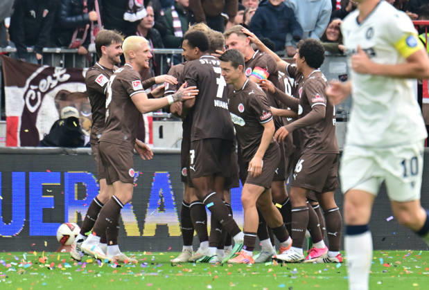 11.10.2026,GER Fußball, Männer, 2.BL, Spieltag 5, Saison 2026 2027, Hamburg, FC St. Pauli vs Karlsruher SC Lars Ritzka (Pauli 21) schiesst das Tor zum 2-0 fuer Pauli und jubelt mit der Mannschaft DFB DFL regulations prohibit any use of photographs as image sequences and or quasi-video) Hamburg Millerntorstadion Hamburg Deutschland Copyright: xnordphotoxGmbH xWitkex