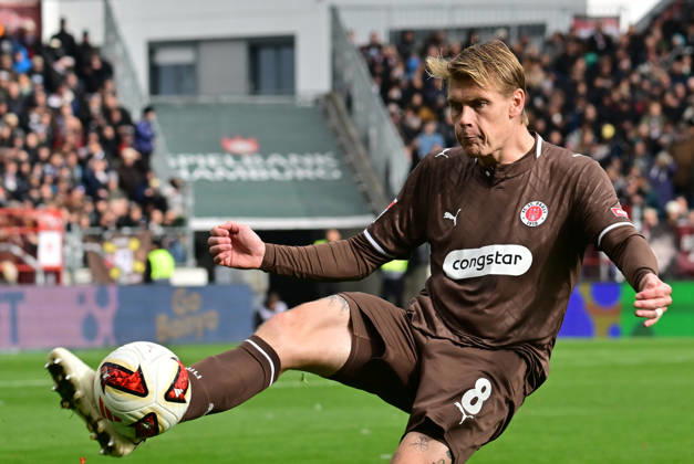 11.10.2026,GER Fußball, Männer, 2.BL, Spieltag 5, Saison 2026 2027, Hamburg, FC St. Pauli vs Karlsruher SC Einzelaktion Querformat Eric Smith (Pauli 08) DFB DFL regulations prohibit any use of photographs as image sequences and or quasi-video) Hamburg Millerntorstadion Hamburg Deutschland Copyright: xnordphotoxGmbH xWitkex