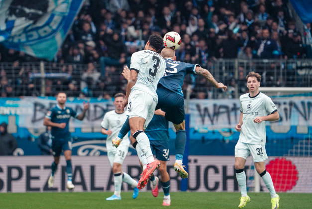 Deutschland: Fussball 2.Bundesliga 2026 2027, 7. Spieltag - VfL Bochum vs Arminia Bielefeld - Vonovia Ruhrstadion (Bochum): Luftzweikampf Philipp Hofmann (VfL Bochum, 33) Joel Felix (Arminia Bielefeld, 3) Copyright: xAymanxAlahmedx