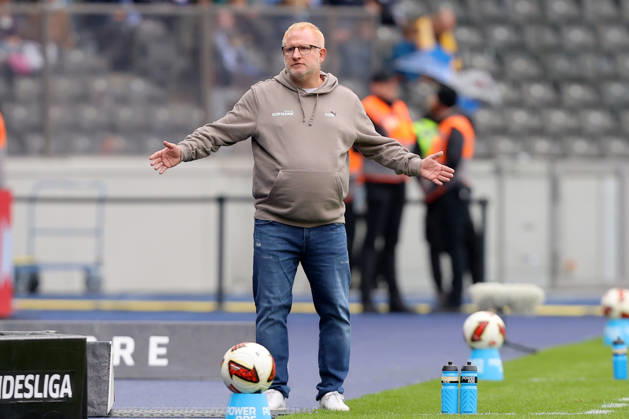 11.10.2026, xtgx, Fussball 2.Bundesliga, Hertha BSC Berlin - SpVgg Greuther Fuerth v.l. Trainer Coach Heiko Vogel (Greuther Fürth Fuerth) gibt Anweisungen, gestikuliert, mit den Armen gestikulieren gives instructions, gesticulate (DFL DFB REGULATIONS PROHIBIT ANY USE OF PHOTOGRAPHS as IMAGE SEQUENCES and or QUASI-VIDEO) Berlin