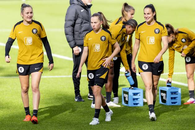 ZEIST - (l-r) Wieke Kaptein, Janou Levels and Caitlin Dijkstra during a training session of the Dutch women s football team in preparation for the World Cup qualifying match against Hungary. SANDER KONING ANP xVIxANPxSportx xxANPxIVx 572126102 originalFilename: 572126102.jpg