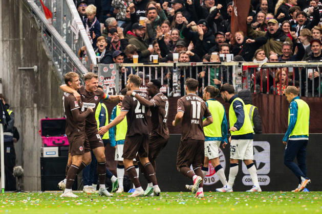 Tor zum 2:0 Lars Ritzka (FC St. Pauli, 21) jubelt Jubel mit David Nemeth (FC St. Pauli, 04), Abdoulie Ceesay (FC St. Pauli, 09), Arkadiusz Pyrka (FC St. Pauli, 11), GER, FC St. Pauli vs. Karlsruher SC, Fussball, 2. Bundesliga, Spieltag 7, Saison 2026 2027, 11.10.2026 DFL REGULATIONS PROHIBIT ANY USE OF PHOTOGRAPHS AS IMAGE SEQUENCES AND OR QUASI-VIDEO GER, FC St. Pauli vs. Karlsruher SC, Fussball, 2. Bundesliga, Spieltag 7, Saison 2026 2027, 11.10.2026 Hamburg Copyright: xEibner-Pressefoto MaxxVincenx EP_MVN