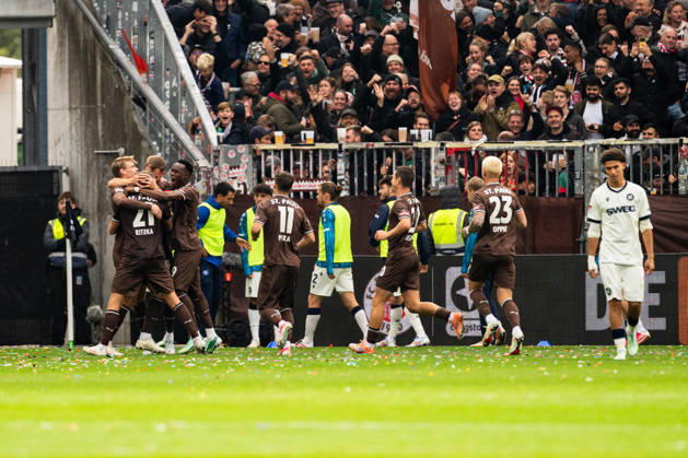 Tor zum 2:0 Lars Ritzka (FC St. Pauli, 21) jubelt Jubel mit David Nemeth (FC St. Pauli, 04), Abdoulie Ceesay (FC St. Pauli, 09), Arkadiusz Pyrka (FC St. Pauli, 11), Mathias Rasmussen (FC St. Pauli, 20) und Louis Oppie (FC St. Pauli, 23), GER, FC St. Pauli vs. Karlsruher SC, Fussball, 2. Bundesliga, Spieltag 7, Saison 2026 2027, 11.10.2026 DFL REGULATIONS PROHIBIT ANY USE OF PHOTOGRAPHS AS IMAGE SEQUENCES AND OR QUASI-VIDEO GER, FC St. Pauli vs. Karlsruher SC, Fussball, 2. Bundesliga, Spieltag 7, Saison 2026 2027, 11.10.2026 Hamburg Copyright: xEibner-Pressefoto MaxxVincenx EP_MVN