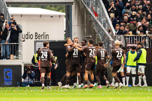 Tor zum 2:0 Lars Ritzka (FC St. Pauli, 21) jubelt Jubel mit David Nemeth (FC St. Pauli, 04), Abdoulie Ceesay (FC St. Pauli, 09), Mathias Rasmussen (FC St. Pauli, 20), Arkadiusz Pyrka (FC St. Pauli, 11), Louis Oppie (FC St. Pauli, 23), GER, FC St. Pauli vs. Karlsruher SC, Fussball, 2. Bundesliga, Spieltag 7, Saison 2026 2027, 11.10.2026 DFL REGULATIONS PROHIBIT ANY USE OF PHOTOGRAPHS AS IMAGE SEQUENCES AND OR QUASI-VIDEO GER, FC St. Pauli vs. Karlsruher SC, Fussball, 2. Bundesliga, Spieltag 7, Saison 2026 2027, 11.10.2026 Hamburg Copyright: xEibner-Pressefoto MaxxVincenx EP_MVN