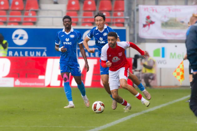 Stanley Ratifo (HFC, 30) vor Dong-woo Kim (RSV, 20), Hallescher FC vs. RSV Eintracht 1949, Fussball, Regionalliga Nordost, 12. Spieltag, Saison 2026 27, 11.10.2026 Halle Leuna Chemie Stadion ST Deutschland