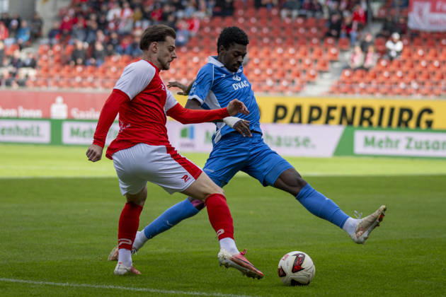 Regionalliga Nordost -Saison 26 27 Hallescher FC vs.RSV Eintracht 1949 e.V. Halle, Deutschland 11.Oktober 2026: Im Bild:v.li.Max Kulke (Halle) und Nathanael Kukanda (RSV) Halle Saale Leuna Chemie Stadion Sachsen-Anhalt Deutschland