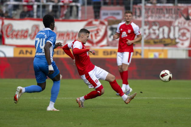 Regionalliga Nordost -Saison 26 27 Hallescher FC vs.RSV Eintracht 1949 e.V. Halle, Deutschland 11.Oktober 2026: Im Bild:v.li.Nathanael Kukanda (RSV) und Marius Hauptmann (Halle) Halle Saale Leuna Chemie Stadion Sachsen-Anhalt Deutschland