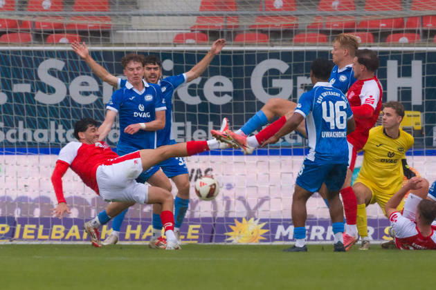 Burim Halili (HFC, 5) scheitert gegen RSV-Abwehr, Hallescher FC vs. RSV Eintracht 1949, Fussball, Regionalliga Nordost, 12. Spieltag, Saison 2026 27, 11.10.2026 Halle Leuna Chemie Stadion ST Deutschland