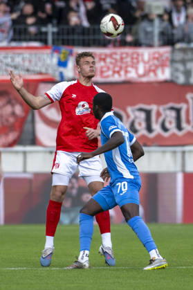 Regionalliga Nordost -Saison 26 27 Hallescher FC vs.RSV Eintracht 1949 e.V. Halle, Deutschland 11.Oktober 2026: Im Bild:v. li. im Zweikampf Vin Kastull (Halle) und Eliakim Kukanda (RSV) Kopfball, Kopfballduell Halle Saale Leuna Chemie Stadion Sachsen-Anhalt Deutschland