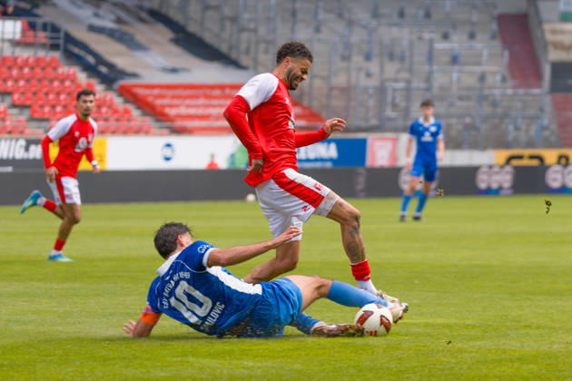 Ernes Smaolovic (RSV, 10) gegen <hfc30 Hallescher FC vs. RSV Eintracht 1949, Fussball, Regionalliga Nordost, 12. Spieltag, Saison 2026 27, 11.10.2026 Halle Leuna Chemie Stadion ST Deutschland