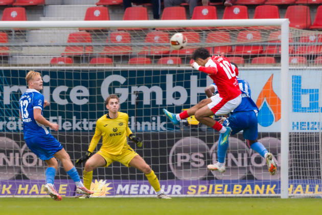 Kopfball von Osman Atilgan (HFC, 10), Hallescher FC vs. RSV Eintracht 1949, Fussball, Regionalliga Nordost, 12. Spieltag, Saison 2026 27, 11.10.2026 Halle Leuna Chemie Stadion ST Deutschland
