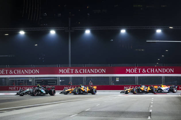 F1 - SINGAPORE GRAND PRIX 2026 12 KIMI ANTONELLI Andrea (ita), Mercedes AMG F1 Team W17, action, 01 NORRIS Lando (gbr), McLaren F1 Team MCL40, action, 81 PIASTRI Oscar (aus), McLaren F1 Team MCL40, action during the 2026 Formula 1 Singapore Grand Prix, 17th round of the 2026 Formula One World Championship, WM, Weltmeisterschaft from October 9 to 11, 2026 on the Marina Bay Street Circuit, in Singapore, Singapore - SingaporeSingapore  Copyright: xDPPIx