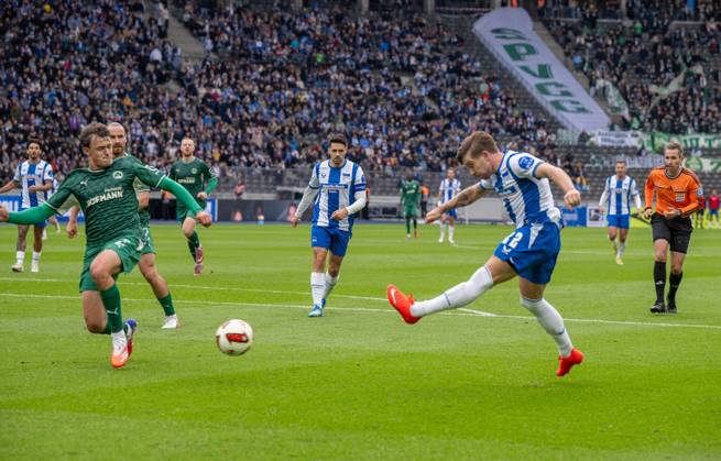 Fussball, Herren, Saison 2026 2027, 2. Bundesliga (7. Spieltag), Hertha BSC - SpVgg Greuther Fürth, v. l. Lukas Reich (Greuther Fürth), Mads Pedersen (Hertha BSC) erzielt das Tor zum 1:0, 11.10.2026, Copyright: xMatthiasxKochx