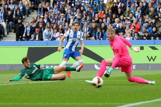 11.10.2026, xtgx, Fussball 2.Bundesliga, Hertha BSC Berlin - SpVgg Greuther Fuerth v.l. Mads Pedersen (Hertha BSC Berlin) Torschuetze, erzielt das Tor, Treffer, scores the goal 1:0 Florian Hellstern (Greuther Fürth Fuerth) (DFL DFB REGULATIONS PROHIBIT ANY USE OF PHOTOGRAPHS as IMAGE SEQUENCES and or QUASI-VIDEO) Berlin