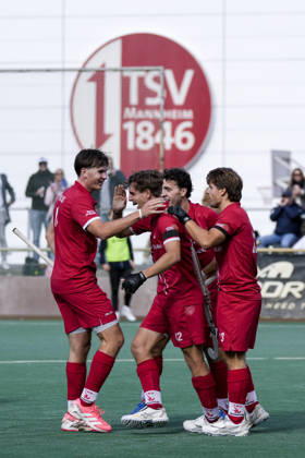 v.li.: Greg Williams (TSVMH, 14), Torschütze Oskar Gomes (TSVMH, 12), Louis Rowe (TSVMH, 13), Philipp Wossidlo (TSVMH, 23), Spieler vom TSV Mannheim Hockey, jubeln über das Tor zum 3:2, Jubel, Torjubel, Torerfolg, celebrate the goal, goal, celebration, jubelt ueber das Tor, Freuen, Freude, freut sich, optimistisch, positiv, Spielszene, Highlight, Action, Aktion, 11.10.2026, Mannheim (Deutschland), Hockey, 1. Bundesliga, Herren, TSV Mannheim - Harvestehuder THC