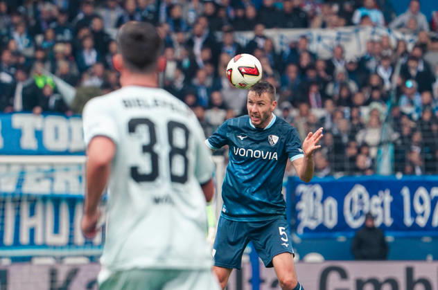 Deutschland: Fussball 2.Bundesliga 2026 2027, 7. Spieltag - VfL Bochum vs Arminia Bielefeld - Vonovia Ruhrstadion (Bochum): Kopfball Karol Mets (VfL Bochum, 5) Bochum Vonovia Ruhrstadion Deutschland Copyright: xAymanxAlahmedx