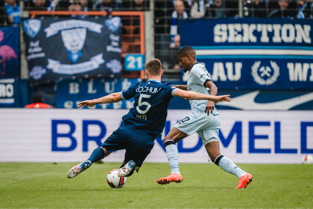 Bochum, Deutschland 11. Oktober 2026: 2. Bundesliga - 2026 2027 - 7. Spieltag - VfL Bochum 1848 gegen DSC Arminia Bielefeld Im Bild: v. li. im Zweikampf Karol Mets (BOC) und Isaiah Young (DSC) DFL DFB regulations prohibit any use of photographs as image sequences and or quasi-video. Vonovia Ruhrstadion Nordrhein Westfalen Copyright: xFotostandx xGraebex