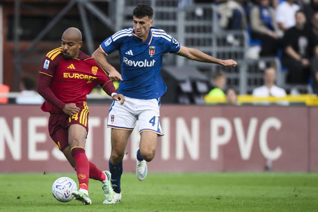 Como 1907 v AS Roma - Serie A Donyell Malen of AS Roma competes for the ball with Jacobo Ramon of Como 1907 during a sequence of play that led to Donyell Malen of AS Roma being sent off during the Serie A football match between Como 1907 and AS Roma. Como Italy Copyright: xNicolòxCampox