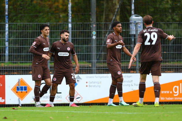 7 Haron Sabah (FC St. Pauli U23) bejubelt mit seinen Teamkollegen seinen Treffer zum 1:0. Fußball I Herren I Regionalliga Nord I Saison 2026-2027 I 13. Spieltag I FC St. Pauli U23 - HSC Hannover I 11.10.2026 I Edmund-Plambeck-Stadion
