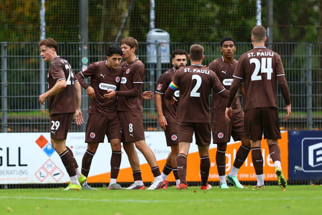 7 Haron Sabah (FC St. Pauli U23) bejubelt mit seinen Teamkollegen seinen Treffer zum 1:0. Fußball I Herren I Regionalliga Nord I Saison 2026-2027 I 13. Spieltag I FC St. Pauli U23 - HSC Hannover I 11.10.2026 I Edmund-Plambeck-Stadion