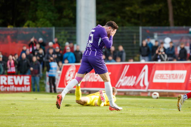Marcel Bär (Aue) sind ist enträuscht, wütend, frustriert, sauer ; GER, Greifswalder FC vs. FC Erzgebirge Aue, Fußball, Männer, Regionalliga Nordost, 12.Spieltag, Spielzeit 2026 2027, 11.10.2026 Greifswald Volksstadion Mecklenburg - Vorpommern Deutschland