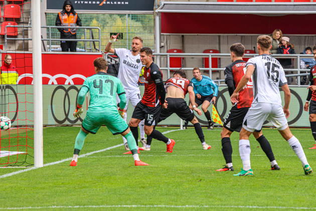 hier bahnt sich der Treffer zum 0:1 durch Florian Huebner (SV Wehen Wiesbaden, Nr.19) bereits an beim Spiel FC Ingolstadt 04 gegen SV Wehen Wiesbaden am 11.10.2026, DFB regulations prohibit any use of photographs as image sequences and or quasi-video. GER, Fussball, 3. Liga, Spieltag 8, FC Ingolstadt 04 gegen SV Wehen Wiesbaden, 11.10.2026, Audi Sportpark Ingolstadt Copyright: xEibner-Pressefoto OliverxSTRISCHx EP-OSH