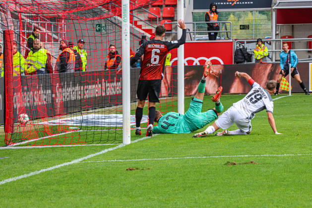 Florian Huebner (SV Wehen Wiesbaden, Nr.19) verwandelt hier zum 0:1. Torwart David Klein (FC Ingolstadt 04, Nr.47) sieht dabei nicht wirklich gut aus beim Spiel FC Ingolstadt 04 gegen SV Wehen Wiesbaden am 11.10.2026, DFB regulations prohibit any use of photographs as image sequences and or quasi-video. GER, Fussball, 3. Liga, Spieltag 8, FC Ingolstadt 04 gegen SV Wehen Wiesbaden, 11.10.2026, Audi Sportpark Ingolstadt Copyright: xEibner-Pressefoto OliverxSTRISCHx EP-OSH