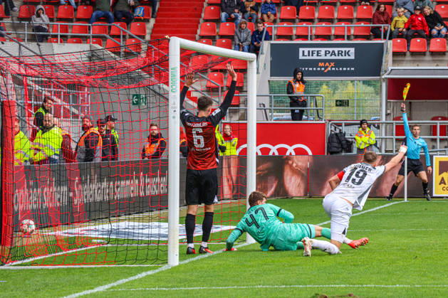 Florian Huebner (SV Wehen Wiesbaden, Nr.19) verwandelt hier zum 0:1. Torwart David Klein (FC Ingolstadt 04, Nr.47) sieht dabei nicht wirklich gut aus beim Spiel FC Ingolstadt 04 gegen SV Wehen Wiesbaden am 11.10.2026, DFB regulations prohibit any use of photographs as image sequences and or quasi-video. GER, Fussball, 3. Liga, Spieltag 8, FC Ingolstadt 04 gegen SV Wehen Wiesbaden, 11.10.2026, Audi Sportpark Ingolstadt Copyright: xEibner-Pressefoto OliverxSTRISCHx EP-OSH