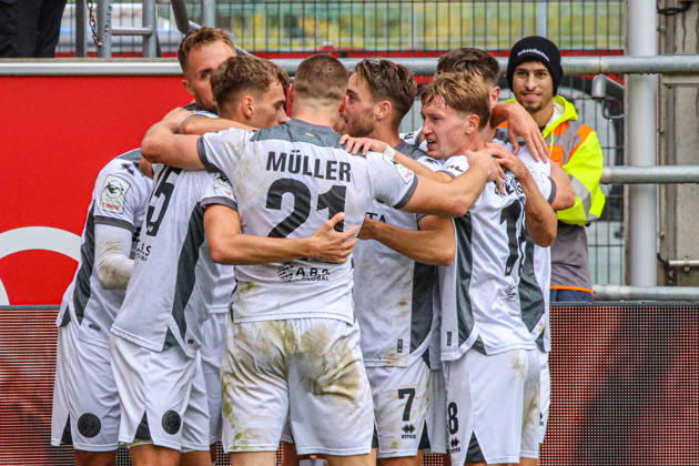 Jubel bei Florian Huebner (SV Wehen Wiesbaden, Nr.19) nach seinem Treffer zum 0:1 beim Spiel FC Ingolstadt 04 gegen SV Wehen Wiesbaden am 11.10.2026, DFB regulations prohibit any use of photographs as image sequences and or quasi-video. GER, Fussball, 3. Liga, Spieltag 8, FC Ingolstadt 04 gegen SV Wehen Wiesbaden, 11.10.2026, Audi Sportpark Ingolstadt Copyright: xEibner-Pressefoto OliverxSTRISCHx EP-OSH