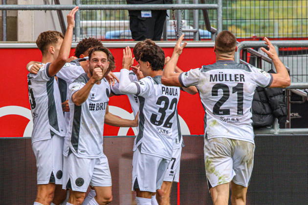 Jubel bei Florian Huebner (SV Wehen Wiesbaden, Nr.19) nach seinem Treffer zum 0:1 beim Spiel FC Ingolstadt 04 gegen SV Wehen Wiesbaden am 11.10.2026, DFB regulations prohibit any use of photographs as image sequences and or quasi-video. GER, Fussball, 3. Liga, Spieltag 8, FC Ingolstadt 04 gegen SV Wehen Wiesbaden, 11.10.2026, Audi Sportpark Ingolstadt Copyright: xEibner-Pressefoto OliverxSTRISCHx EP-OSH