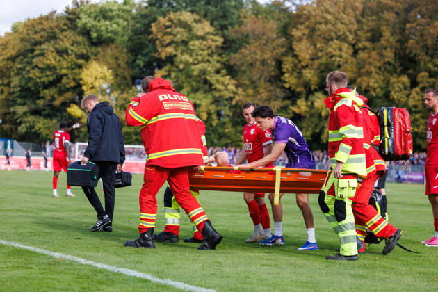 Janis Juckel (Greifswald) muss mit einer Trage verletzt vom Spielfeld getragen werden. In der Mitte Maxim Burghardt (Aue) entschuldigt sich; GER, Greifswalder FC vs. FC Erzgebirge Aue, Fußball, Männer, Regionalliga Nordost, 12.Spieltag, Spielzeit 2026 2027, 11.10.2026 Greifswald Volksstadion Mecklenburg - Vorpommern Deutschland