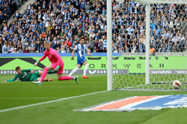 11.10.2026, xtgx, Fussball 2.Bundesliga, Hertha BSC Berlin - SpVgg Greuther Fuerth v.l. Mads Pedersen (Hertha BSC Berlin) Torschuetze, erzielt das Tor, Treffer, scores the goal 1:0 Florian Hellstern (Greuther Fürth Fuerth) (DFL DFB REGULATIONS PROHIBIT ANY USE OF PHOTOGRAPHS as IMAGE SEQUENCES and or QUASI-VIDEO) Berlin