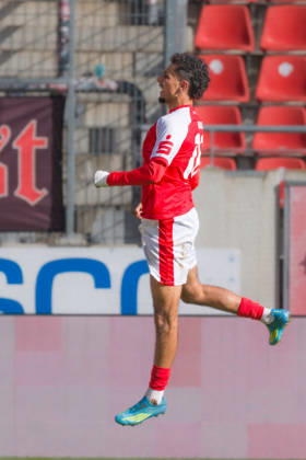 Osman Atilgan (HFC, 10) jubelt nach seinem Tor zum 1:0, Hallescher FC vs. RSV Eintracht 1949, Fussball, Regionalliga Nordost, 12. Spieltag, Saison 2026 27, 11.10.2026 Halle Leuna Chemie Stadion ST Deutschland