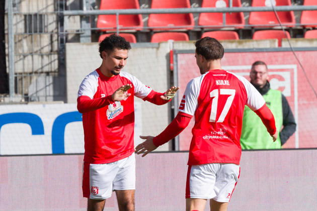 Osman Atilgan (HFC, 10) beim Abklatschen mit Max Kulke (HFC, 17) nachseinem Tor zum 1:0, Hallescher FC vs. RSV Eintracht 1949, Fussball, Regionalliga Nordost, 12. Spieltag, Saison 2026 27, 11.10.2026 Halle Leuna Chemie Stadion ST Deutschland