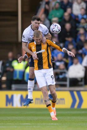 Hull City v Everton Premier League Oliver McBurnie of Hull City in an aerial challenge with Michael Keane of Everton during the Premier League match between Hull City and Everton at the MKM Stadium, Hull. 11 10 2026 UK Newspapers OUT Copyright: xMattxWilkinsonx FIL-24041-0094