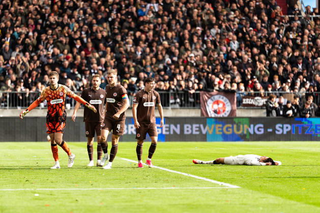 Shio Fukuda (Karlsruher SC, 13) am Boden, Torwart Ben Voll (FC St. Pauli, 01), Lars Ritzka (FC St. Pauli, 21), David Nemeth (FC St. Pauli, 04), Arkadiusz Pyrka (FC St. Pauli, 11), GER, FC St. Pauli vs. Karlsruher SC, Fussball, 2. Bundesliga, Spieltag 7, Saison 2026 2027, 11.10.2026 DFL REGULATIONS PROHIBIT ANY USE OF PHOTOGRAPHS AS IMAGE SEQUENCES AND OR QUASI-VIDEO GER, FC St. Pauli vs. Karlsruher SC, Fussball, 2. Bundesliga, Spieltag 7, Saison 2026 2027, 11.10.2026 Hamburg Copyright: xEibner-Pressefoto MaxxVincenx EP_MVN