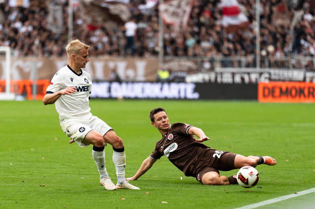 Mathias Rasmussen (FC St. Pauli, 20) Graetsche um den Ball, Viktor Bergh (Karlsruher SC, 33), GER, FC St. Pauli vs. Karlsruher SC, Fussball, 2. Bundesliga, Spieltag 7, Saison 2026 2027, 11.10.2026 DFL REGULATIONS PROHIBIT ANY USE OF PHOTOGRAPHS AS IMAGE SEQUENCES AND OR QUASI-VIDEO GER, FC St. Pauli vs. Karlsruher SC, Fussball, 2. Bundesliga, Spieltag 7, Saison 2026 2027, 11.10.2026 Hamburg Copyright: xEibner-Pressefoto MaxxVincenx EP_MVN