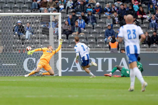 11.10.2026, xtgx, Fussball 2.Bundesliga, Hertha BSC Berlin - SpVgg Greuther Fuerth v.l. Marius Gersbeck (Hertha BSC Berlin) Omar Sillah (Greuther Fürth Fuerth) erzielt das Tor, welches danach aberkannt wurde (DFL DFB REGULATIONS PROHIBIT ANY USE OF PHOTOGRAPHS as IMAGE SEQUENCES and or QUASI-VIDEO) Berlin