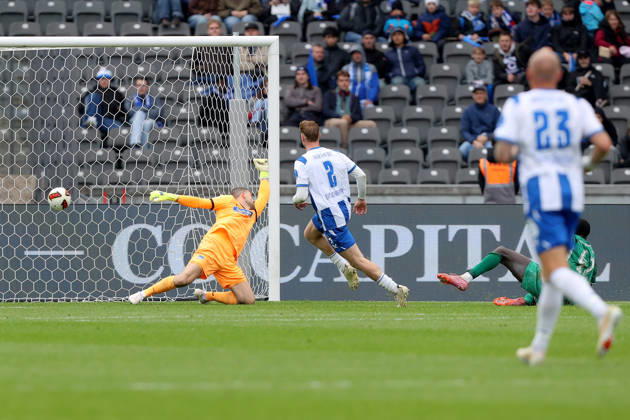 11.10.2026, xtgx, Fussball 2.Bundesliga, Hertha BSC Berlin - SpVgg Greuther Fuerth v.l. Marius Gersbeck (Hertha BSC Berlin) Omar Sillah (Greuther Fürth Fuerth) erzielt das Tor, welches danach aberkannt wurde (DFL DFB REGULATIONS PROHIBIT ANY USE OF PHOTOGRAPHS as IMAGE SEQUENCES and or QUASI-VIDEO) Berlin