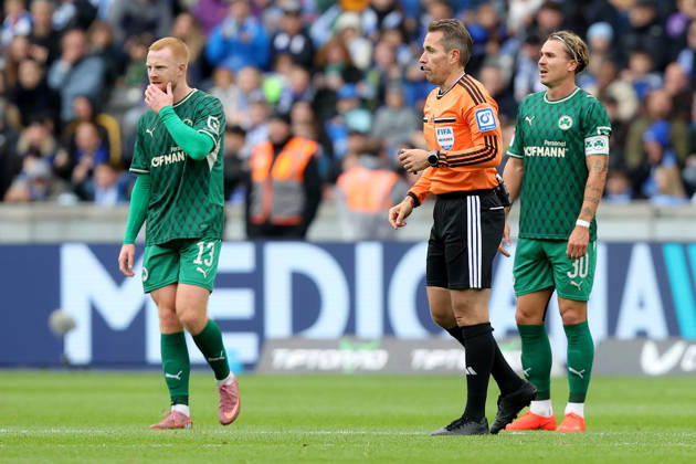 11.10.2026, xtgx, Fussball 2.Bundesliga, Hertha BSC Berlin - SpVgg Greuther Fuerth v.l. Schiedsrichter Referee Tobias Stieler Felix Klaus (Greuther Fürth Fuerth) nach dem aberkannten Tor (DFL DFB REGULATIONS PROHIBIT ANY USE OF PHOTOGRAPHS as IMAGE SEQUENCES and or QUASI-VIDEO) Berlin