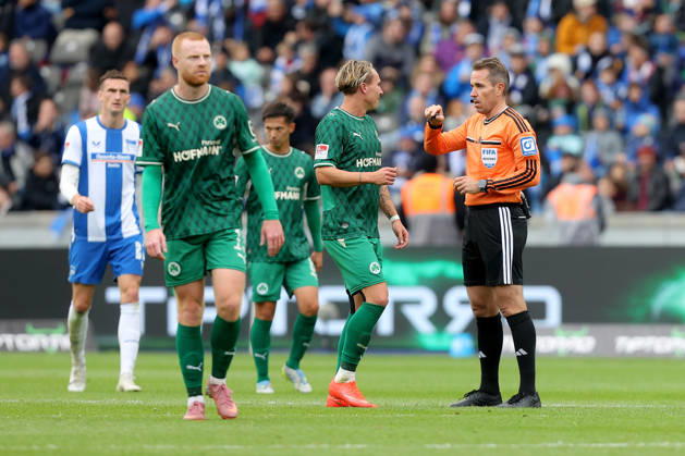 11.10.2026, xtgx, Fussball 2.Bundesliga, Hertha BSC Berlin - SpVgg Greuther Fuerth v.l. Schiedsrichter Referee Tobias Stieler Felix Klaus (Greuther Fürth Fuerth) nach dem aberkannten Tor (DFL DFB REGULATIONS PROHIBIT ANY USE OF PHOTOGRAPHS as IMAGE SEQUENCES and or QUASI-VIDEO) Berlin